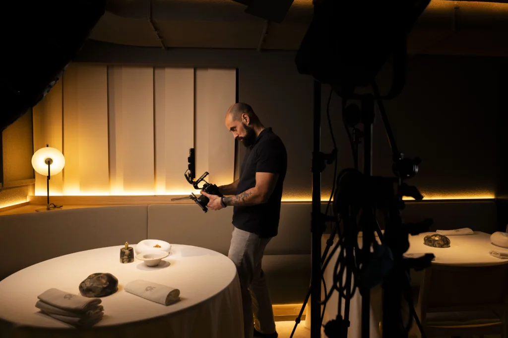 Fotografía gastronómica para trescero No hay nada peor que terminar una jornada de fotos, despedir al fotógrafo y descubrir días después que el punto de cocción de la carne en la foto no era el correcto o que un detalle del emplatado falló. Un buen profesional trabaja en equipo contigo. Asegúrate de que el fotógrafo trabaje con un monitor grande en el propio set (lo que técnicamente llamamos tethering). De esta forma, tú y tu equipo podéis ver cada captura en tiempo real, corregir cualquier detalle sobre la marcha y dar el visto bueno con total tranquilidad antes de pasar al siguiente plato.
